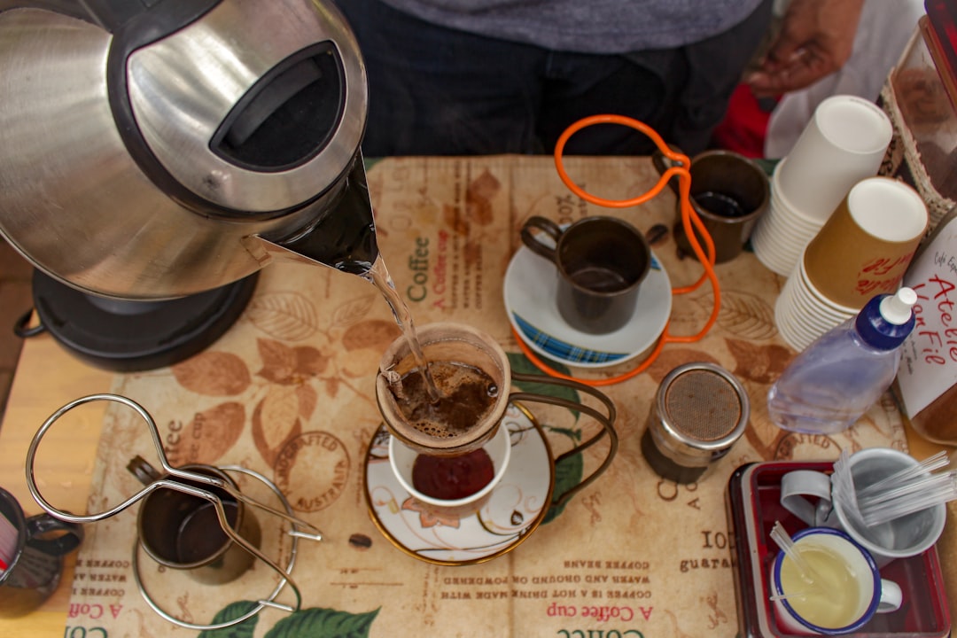 kettle-pouring-on-cup-pny-hllfdbk